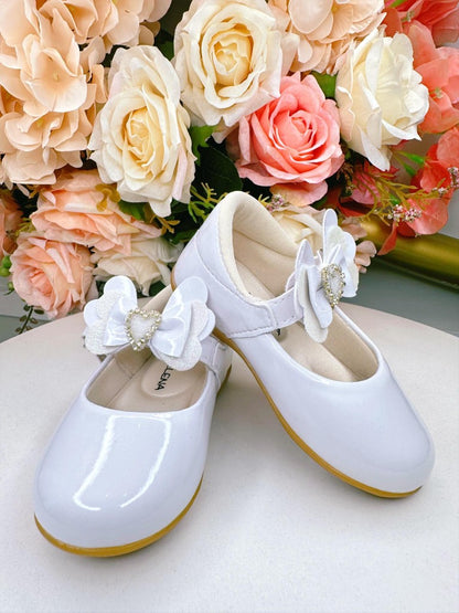 Zapato blanco con aplique de corazón de diamantes de imitación 