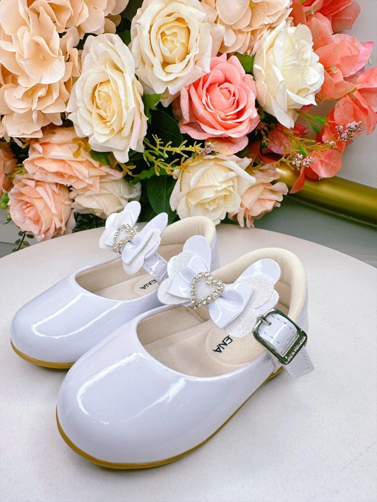 Zapato blanco con aplique de corazón de diamantes de imitación 