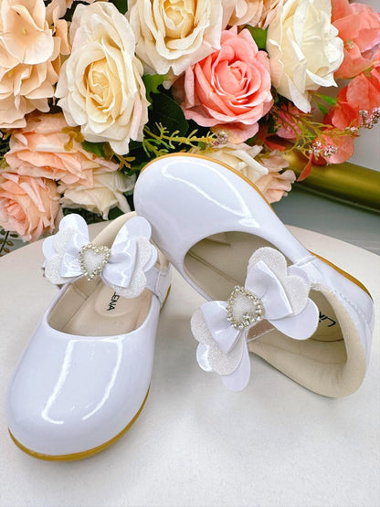 Zapato blanco con aplique de corazón de diamantes de imitación 