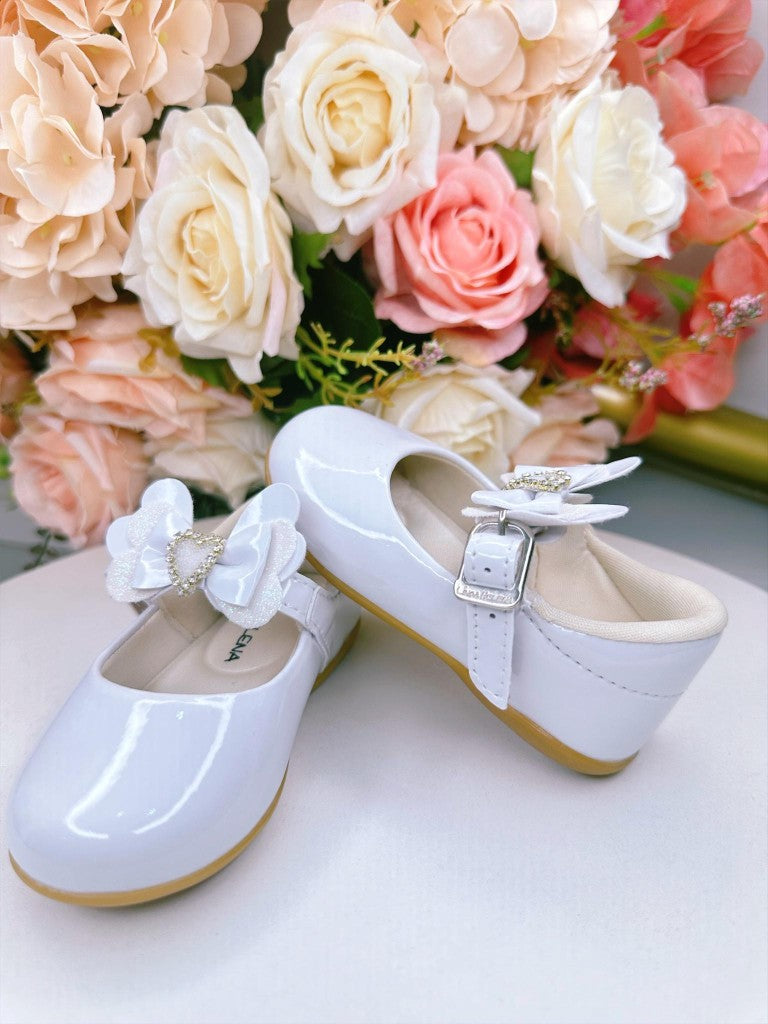 Zapato blanco con aplique de corazón de diamantes de imitación 