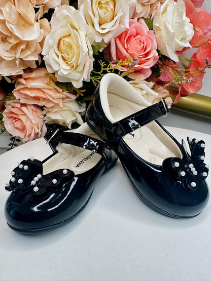 Zapato negro con aplique de mariposa y perla