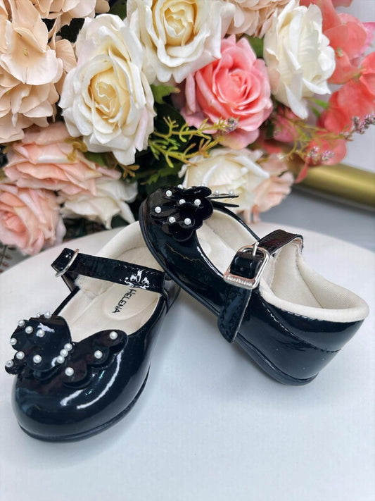 Zapato negro con aplique de mariposa y perla