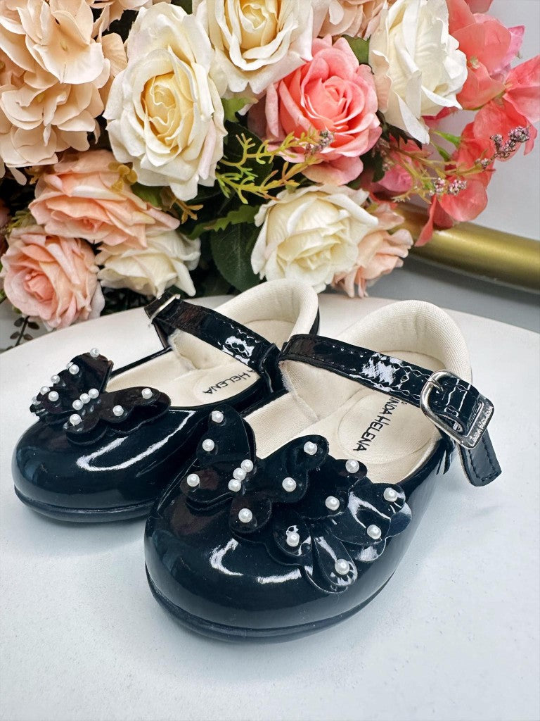 Zapato negro con aplique de mariposa y perla