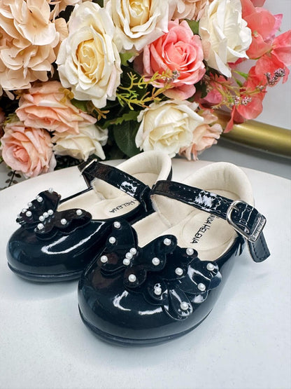 Zapato negro con aplique de mariposa y perla