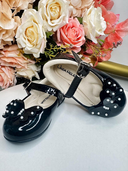Zapato negro con aplique de mariposa y perla