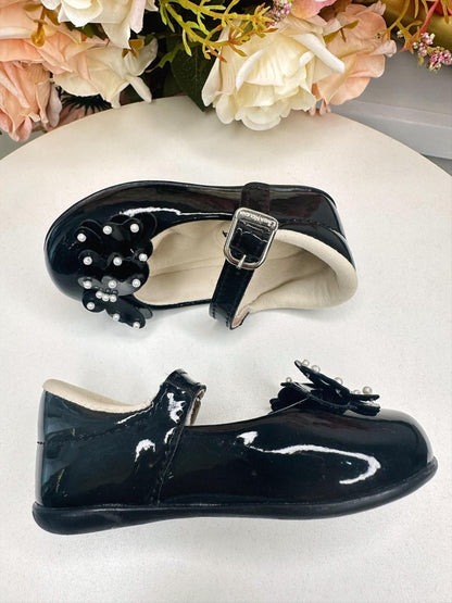 Zapato negro con aplique de mariposa y perla