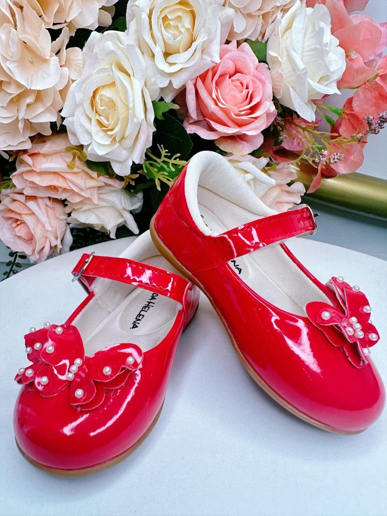 Zapato rojo con aplique de mariposa y perla