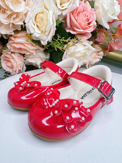 Zapato rojo con aplique de mariposa y perla