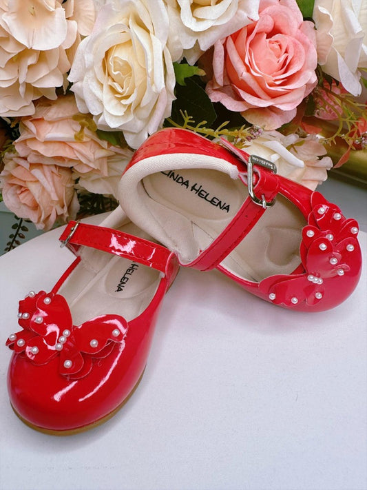 Zapato rojo con aplique de mariposa y perla