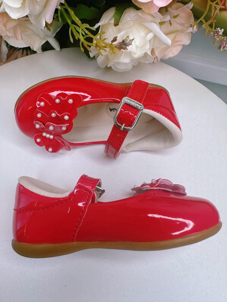 Zapato rojo con aplique de mariposa y perla