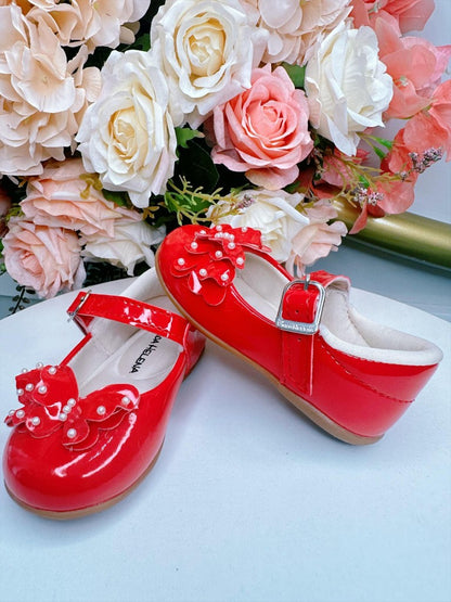 Zapato rojo con aplique de mariposa y perla