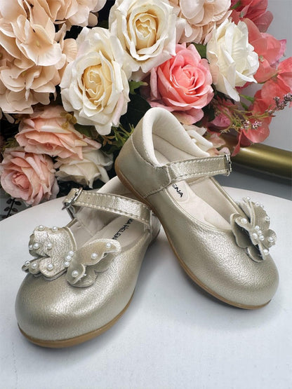 Zapatilla dorada con aplique de mariposa y perla