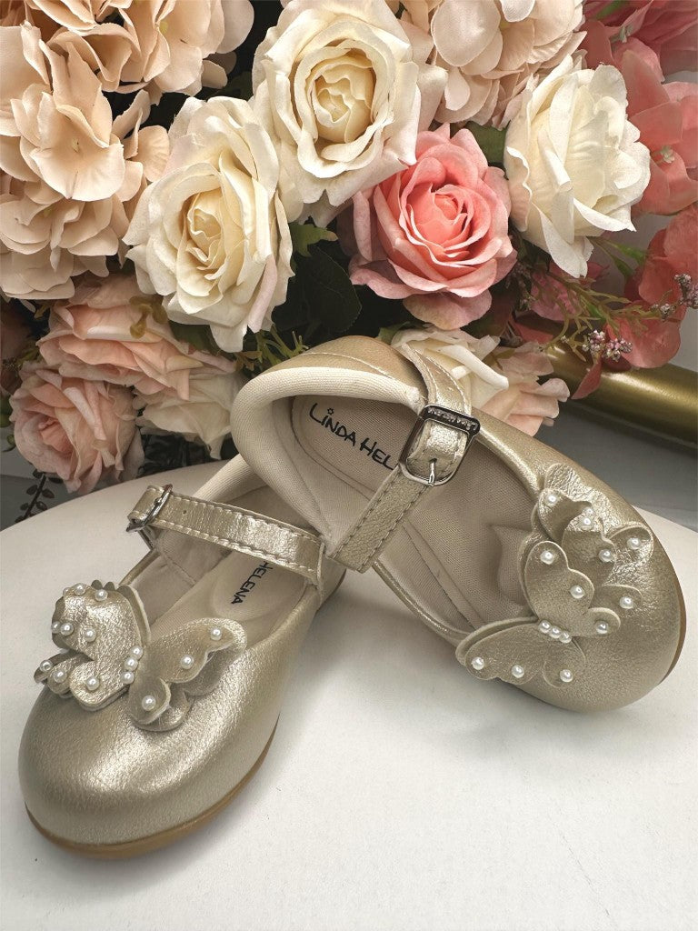 Zapatilla dorada con aplique de mariposa y perla