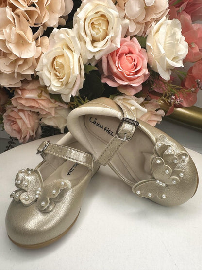 Zapatilla dorada con aplique de mariposa y perla