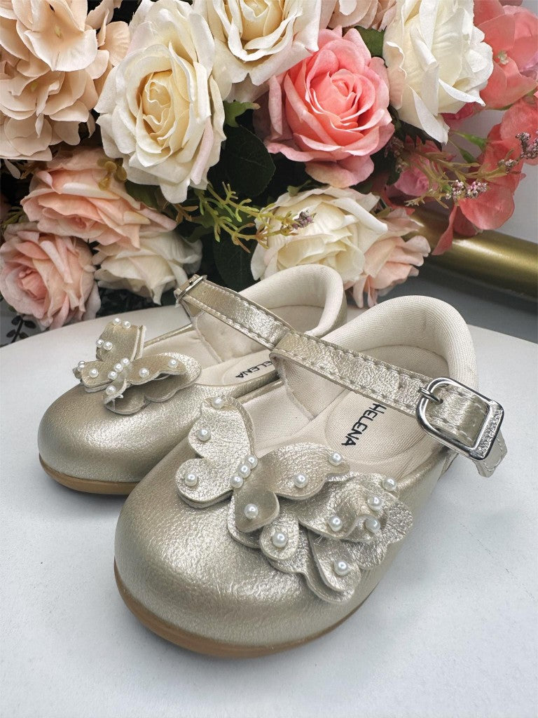 Zapatilla dorada con aplique de mariposa y perla