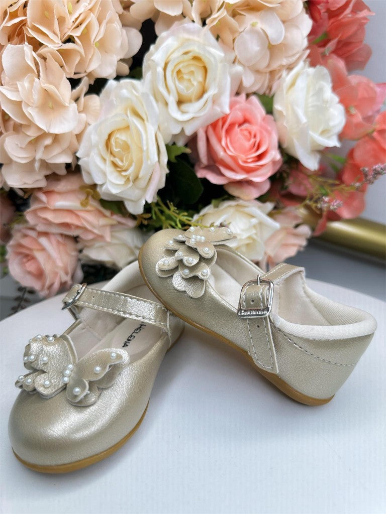 Zapatilla dorada con aplique de mariposa y perla