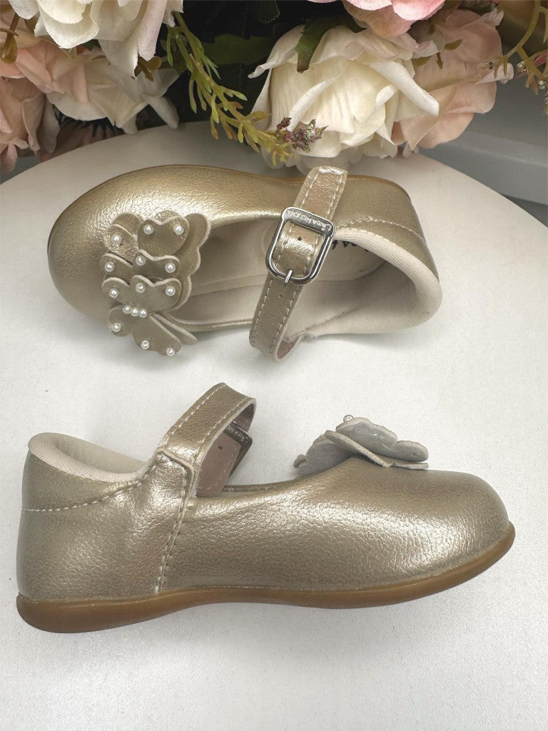 Zapatilla dorada con aplique de mariposa y perla