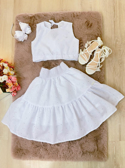 Conjunto de niña con top corto blanco y falda bordada de lujo de longitud media
