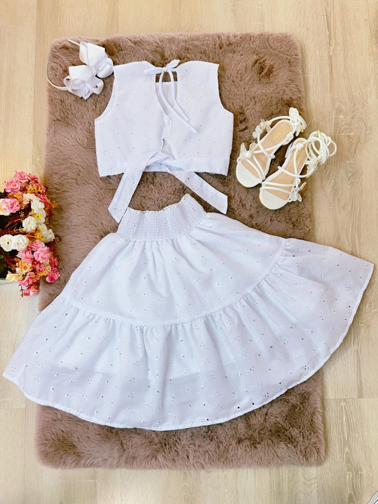 Conjunto de niña con top corto blanco y falda bordada de lujo de longitud media