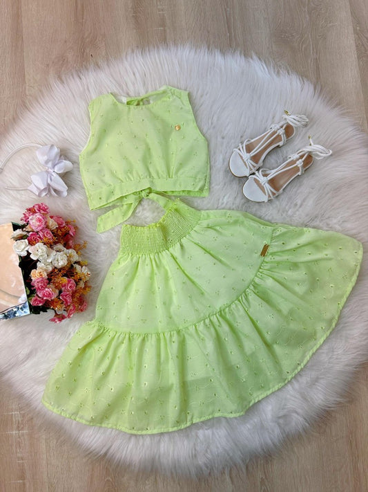 Conjunto de top corto verde lima y falda a media pierna para niña con bordado de lujo