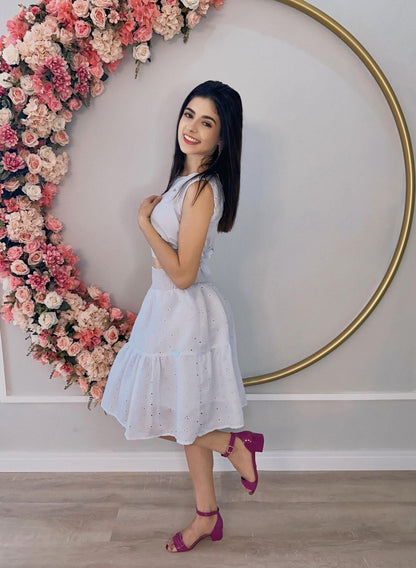 Conjunto de niña con top corto blanco y falda bordada de lujo de longitud media