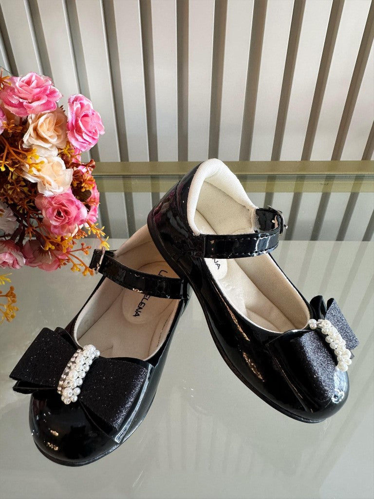 Zapato de charol negro con aplique de lazo de diamantes de imitación brillantes
