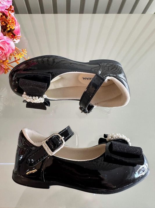 Zapato de charol negro con aplique de lazo de diamantes de imitación brillantes