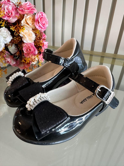Zapato de charol negro con aplique de lazo de diamantes de imitación brillantes