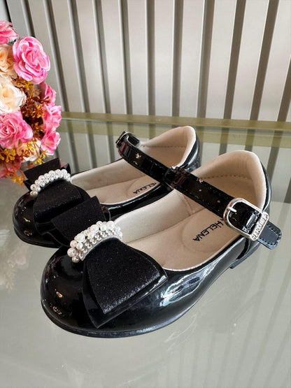 Zapato de charol negro con aplique de lazo de diamantes de imitación brillantes