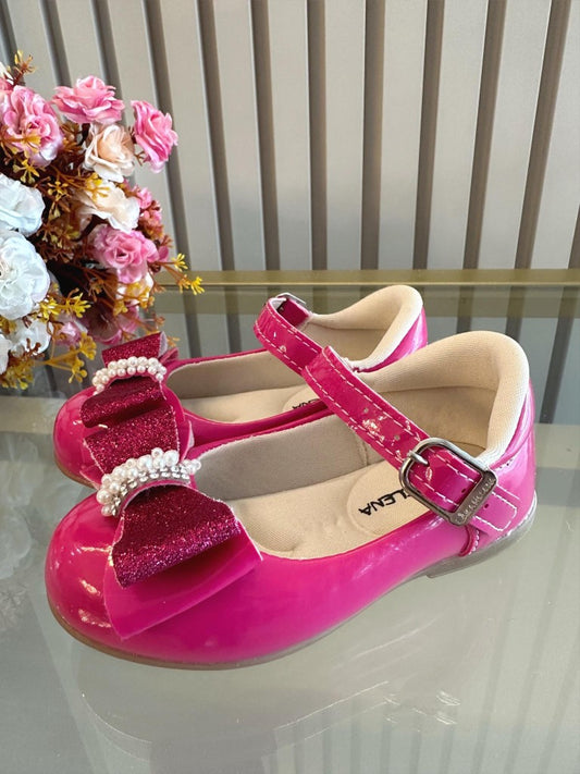 Zapatos de charol rosa con lazo y aplique de diamantes de imitación brillantes 