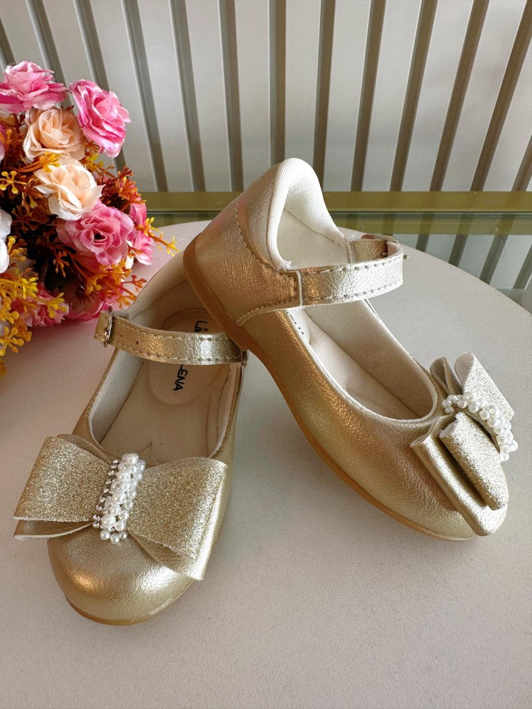 Zapato dorado con aplique de lazo y pedrería brillante 