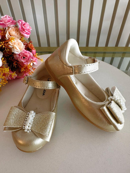 Zapato dorado con aplique de lazo y pedrería brillante 