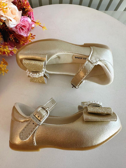 Zapato dorado con aplique de lazo y pedrería brillante 