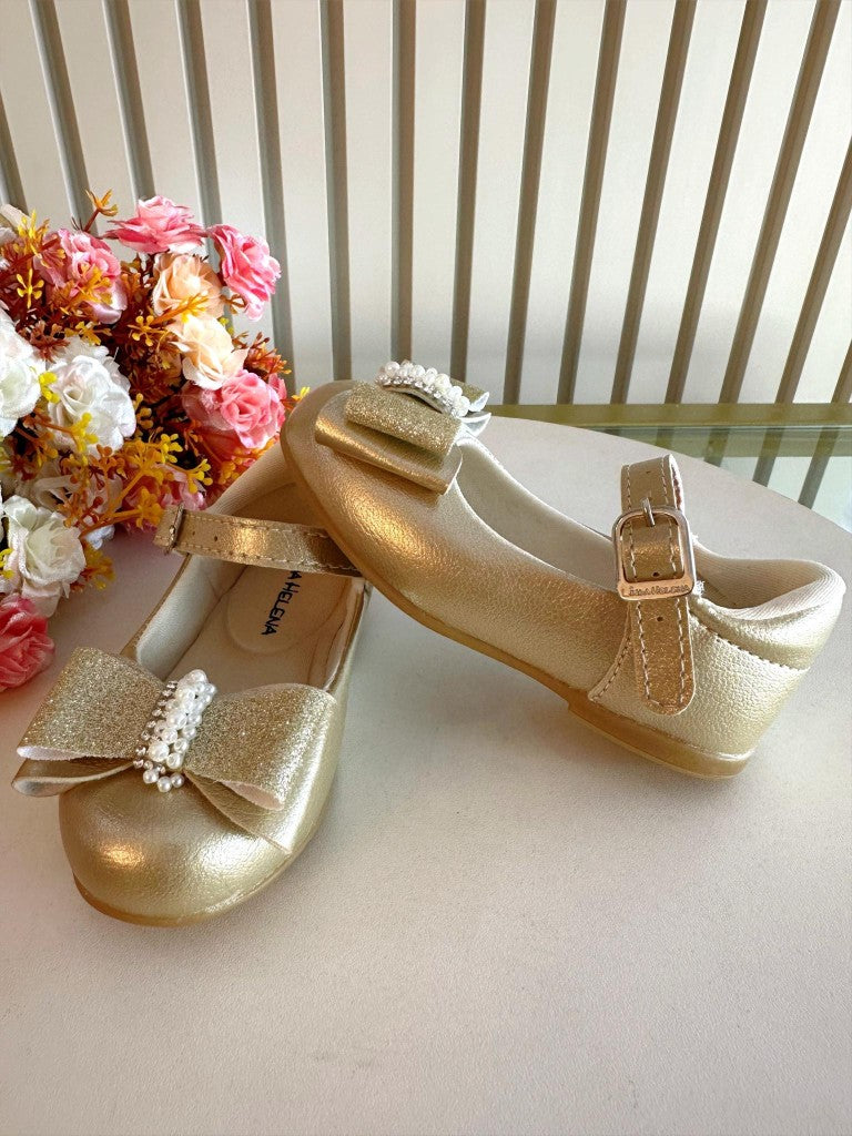 Zapato dorado con aplique de lazo y pedrería brillante 