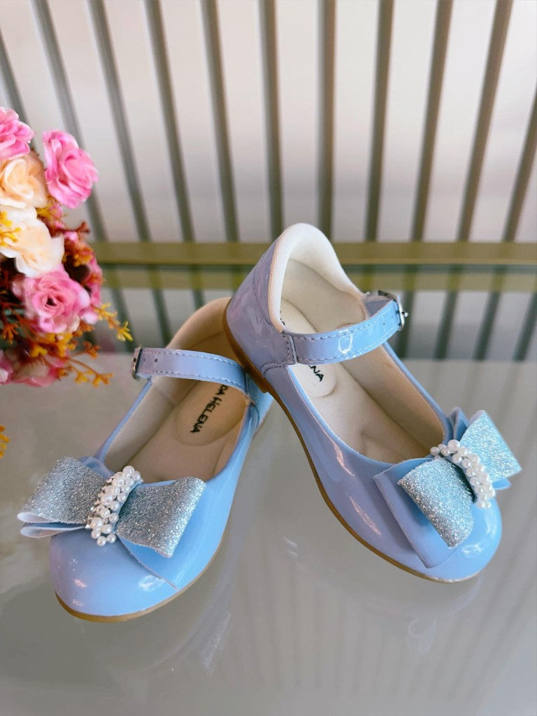 Zapato azul bebé con aplique de charol, lazo y pedrería brillante 