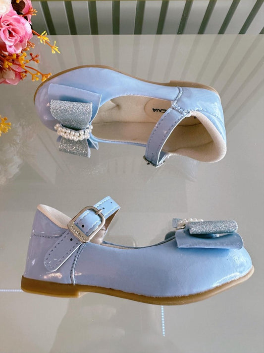 Zapato azul bebé con aplique de charol, lazo y pedrería brillante 