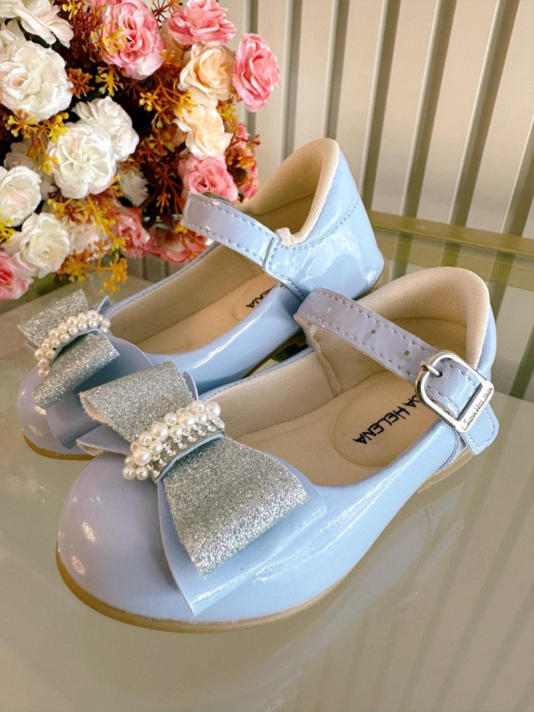 Zapato azul bebé con aplique de charol, lazo y pedrería brillante 