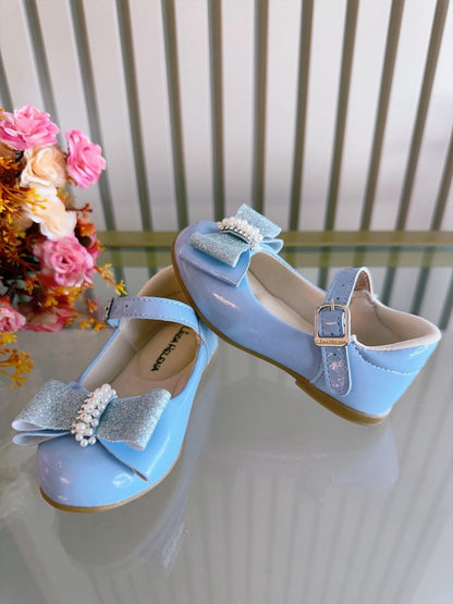 Zapato azul bebé con aplique de charol, lazo y pedrería brillante 