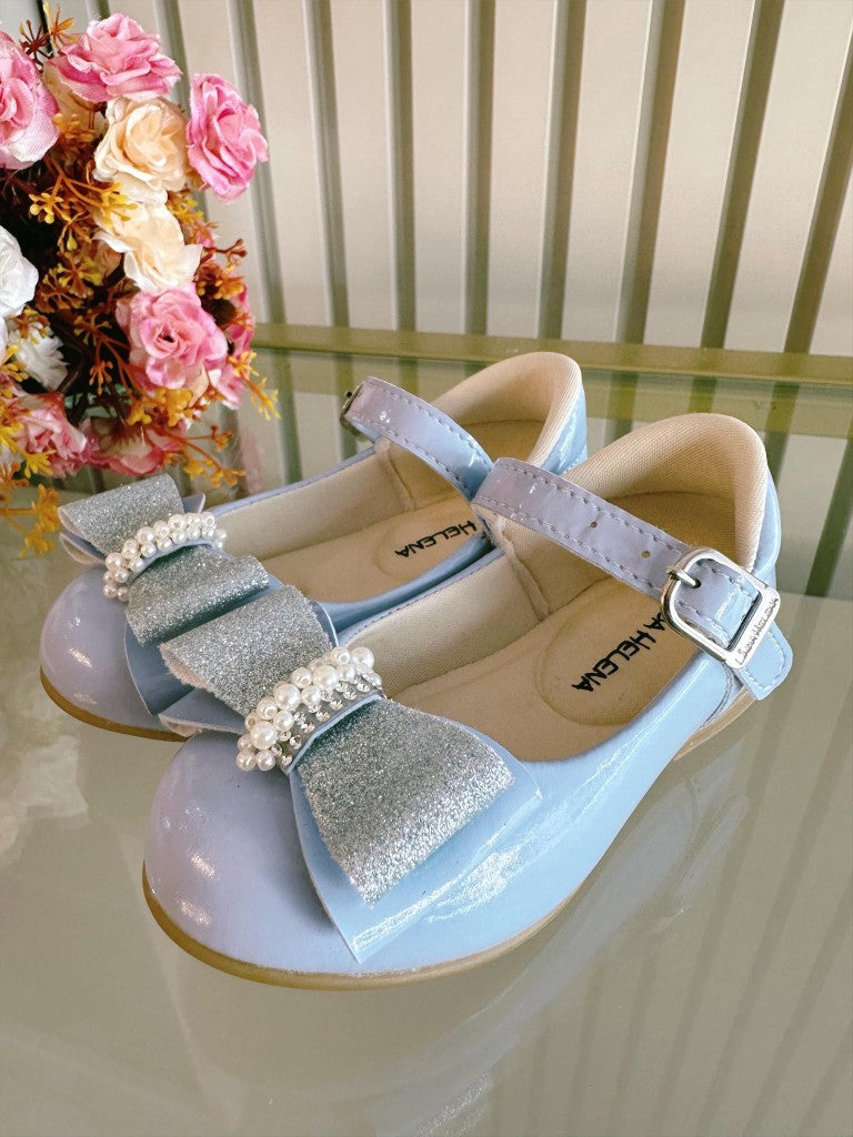 Zapato azul bebé con aplique de charol, lazo y pedrería brillante 