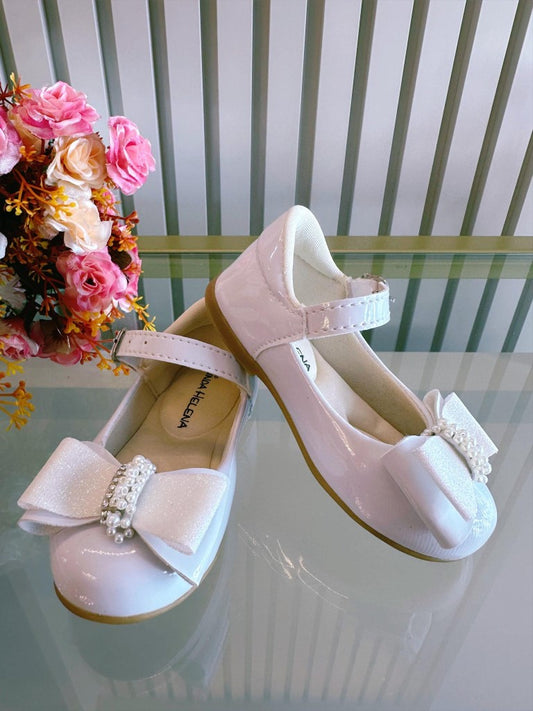 Zapato de charol blanco con lazo y aplique de pedrería brillante 