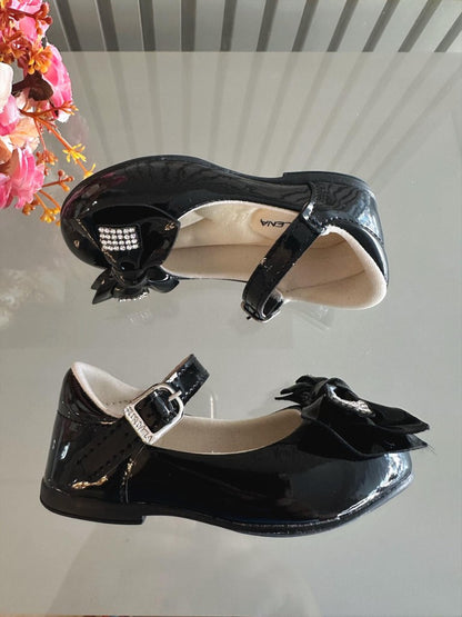 Zapatos de charol negro con lazo y aplique de diamantes de imitación 