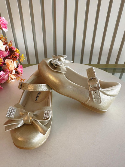 Zapato dorado con lazo y aplique de diamantes de imitación 
