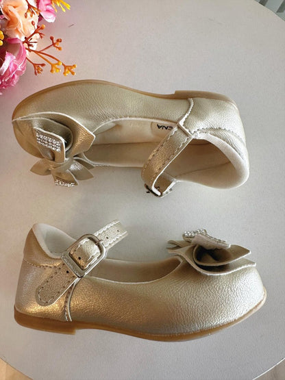 Zapato dorado con lazo y aplique de diamantes de imitación 