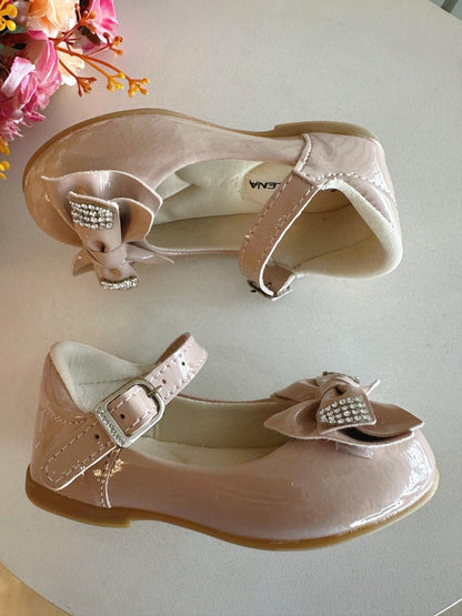 Zapatos de salón de charol color piel con lazo y aplique de diamantes de imitación 