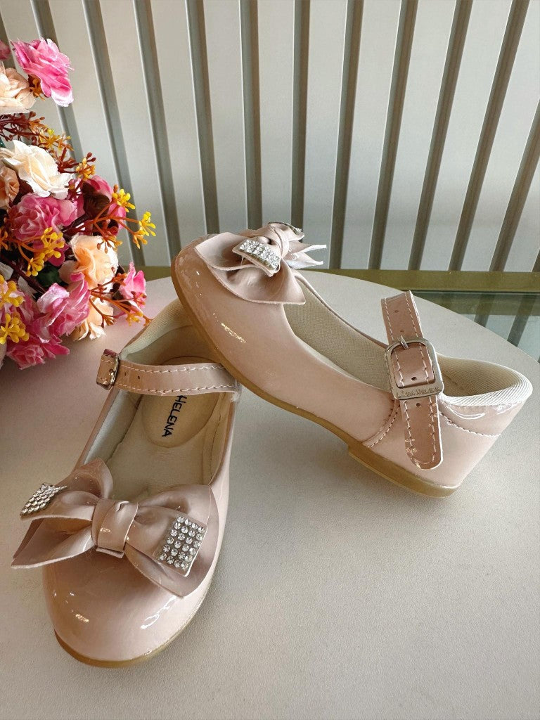 Zapatos de salón de charol color piel con lazo y aplique de diamantes de imitación 