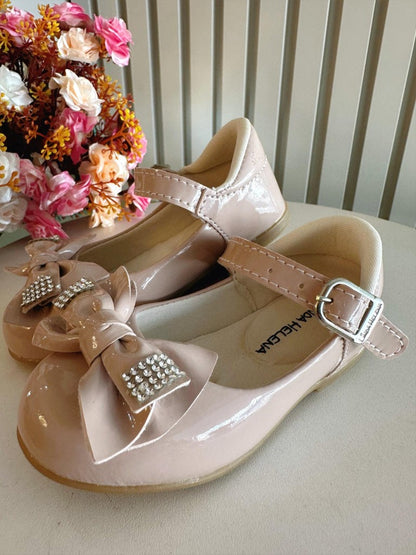 Zapatos de salón de charol color piel con lazo y aplique de diamantes de imitación 
