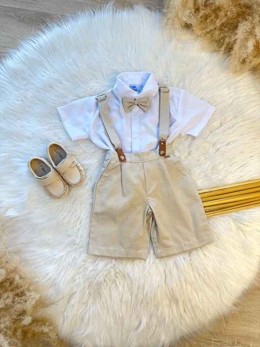Conjunto de camisa formal beige, pantalones cortos, corbata y tirantes