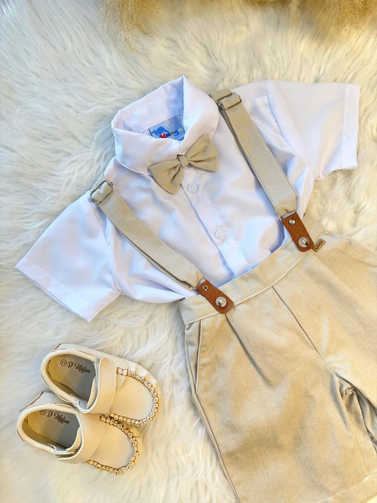 Conjunto de camisa formal beige, pantalones cortos, corbata y tirantes