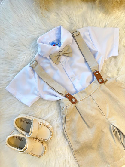 Conjunto de camisa formal beige, pantalones cortos, corbata y tirantes