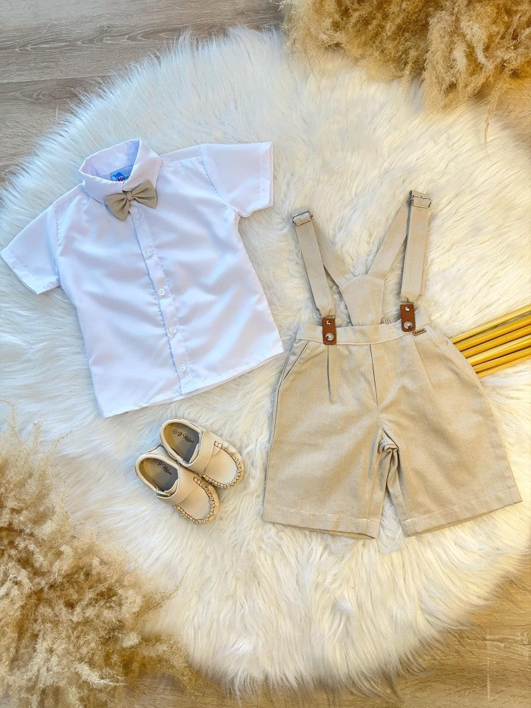 Conjunto de camisa formal beige, pantalones cortos, corbata y tirantes